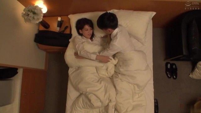 一般男女が赤裸々にAV撮影をし、職場の同僚にイタズラを計画 出張先のホテルで女先輩と相部屋に！エッチなエピソードの連続で二人の距離は近づき、セックスが始まった！忘れるまでやってみよう（中国語字幕洗練版）