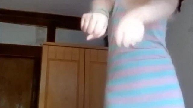 Pretending to be a dance proctor! Let a middle school girl open her pussy to see if she is a virgin