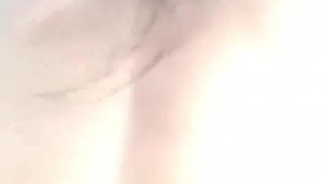 仕事が終わった後、かわいい彼女を迎えに行きます。女の子: 今日はホテルに行かないけど、車で遊ぶのはどうですか?男性: 白昼の中でプレイするのはそんなに楽しいですか?