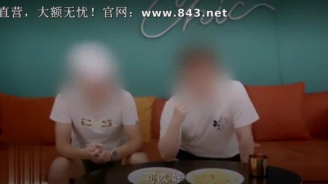 到哥们家串门看中朋友的媳妇想不到哥们居然驯服他老婆与他做爱他在旁边看打飞机