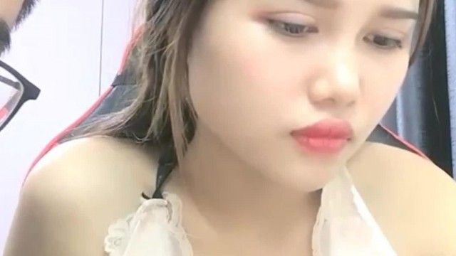 A beautiful Vietnamese girl with good looks has sex with a Chinese guy. After that, they take a break and then do the second one.