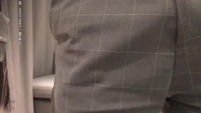 とてもプロポーションの良い彼女の美脚は、ストッキングを履くととても気持ちいいです。
