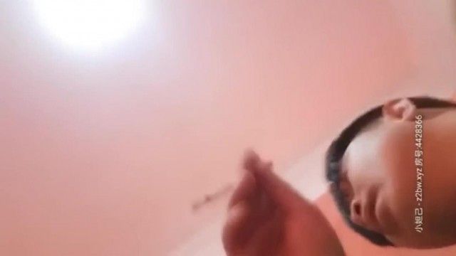 路边按摩店被两个按摩女主动搭讪到出租屋玩双飞