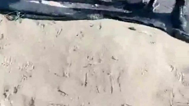 姐妹两户外勾搭路人直播玩刺激 骚的要死2