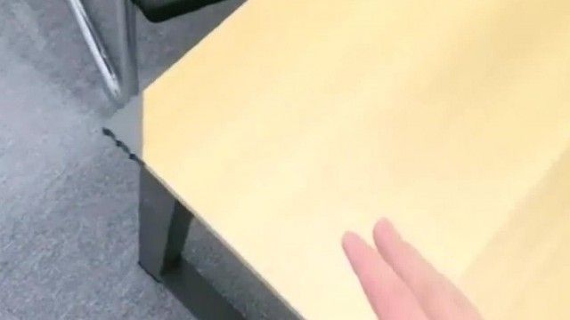 OLの制服を着た彼女の長い脚が魅力的すぎるので、オフィスで彼女をファックします。