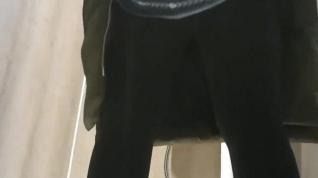 12月の最新リークは、眼鏡をかけたかわいい女の子がカメラに勝利のサインを出しているバスルームのパノラマ写真だ。