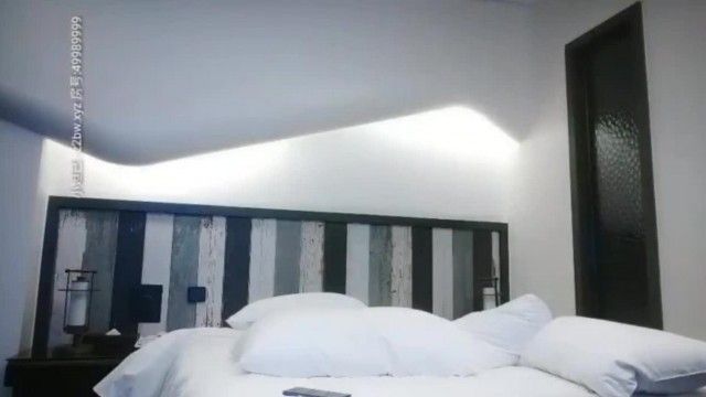 한국 여자와 약속을 잡고 고운 피부로 정상에 올라