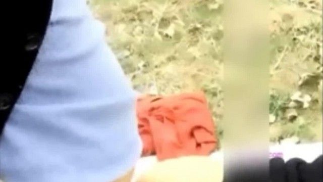 两男两女户外直播小山坡4P野战 两个男的轮流战双女其中一个去上面放哨