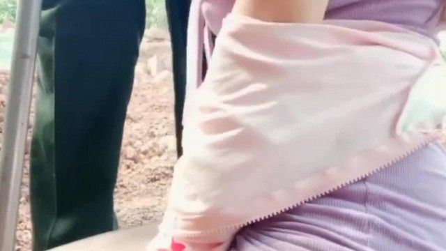 巨乳の最も美しい若い女性が黒いストッキングを広げて田舎に行き、獲物を狩り、農地の男を誘惑します
