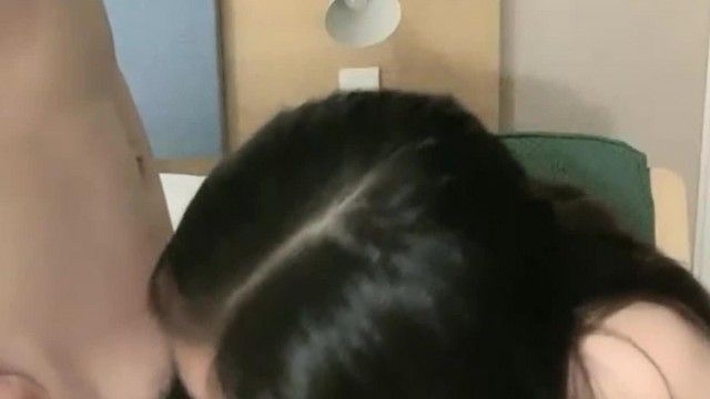 (最高の小さなマンコ) 巨乳美女がセックスフレンドにフェラする