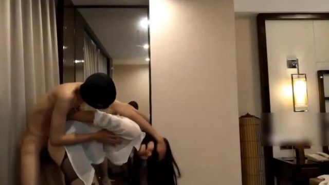第二集 - 性感漂亮的黑丝美女回家后被尾随的歹毒按倒捆绑后撕破丝袜强行爆操