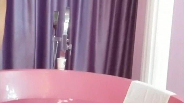 美しいアンカーがオナニーしてオーラルセックスをする