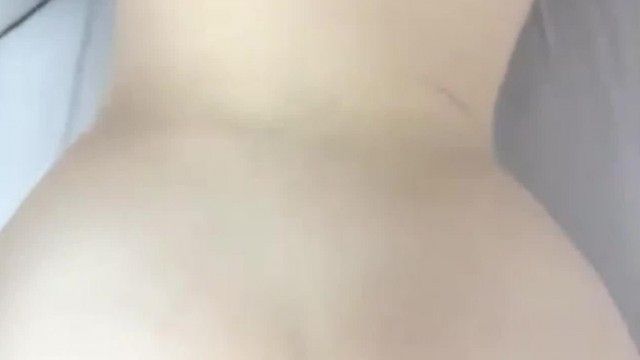セックスパートナーとセックスする大きなお尻の巨乳の若い女性