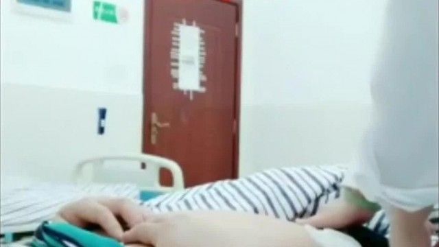 WuX 카운티 병원의 한 여의사는 수술실에서 환자의 수술을 몰래 촬영했고, 산부인과 검진 침대에서 성관계를 가졌습니다.