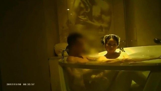 离婚服装店气质美少妇老板娘第一次约会猛男大神 憋好久了放肆的连续高潮表情销魂