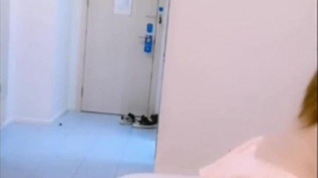 对白精彩淫荡网红美女剧情演绎宾馆电视不会用叫服务员来强行按倒床