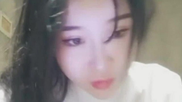刚花大价钱做完整形美容的网红妹子在网吧玩露出被隔壁小伙发现