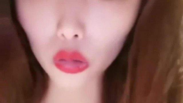 The slutty girl Xiao Kenai seduces the delivery boy and gives her good reviews. She shreds her crotch, squirts orgasmic fluids, deepthroats her and gives her a blowjob. She is fucked hard and the close-up is very tempting.