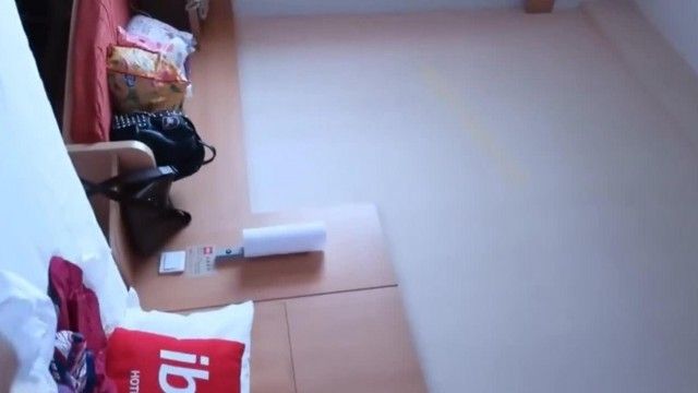 純粋で美しいシルクモデルShilan Hotelのプライベート写真撮影のカメラマンは彼女にストッキングを履くように頼みました