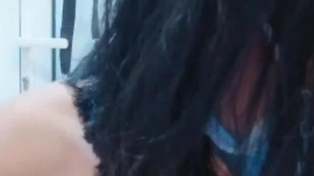 セックススイングで激しく犯された後、彼女はまだ要求を満たさず、アンカーに指を使って奉仕し、ついに顔全体を露出しました。