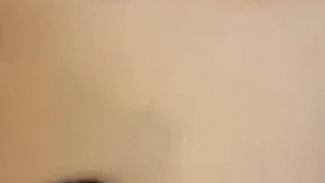 The mixed-race big-breasted Internet celebrity gave a wonderful performance of eating spicy hotpot with spices and having sex with her brother-in-law in the living room.