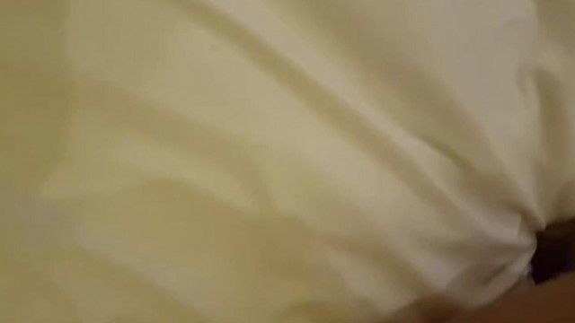 호텔 커플 셀카 검은 스타킹, 짧은 머리, 큰 가슴의 여자 친구가 말을 타고 허리를 비틀는 모습이 정말 아름답습니다.