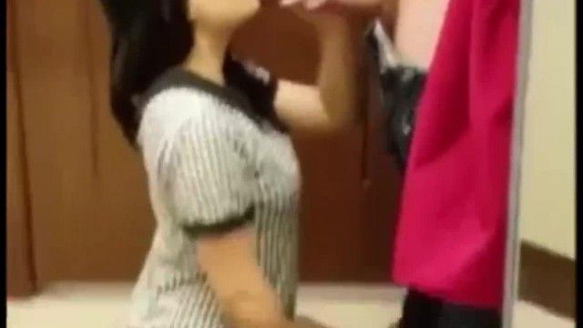 Foreign selfie video sales website Manyvids recently leaked a beautiful Chinese girl kneeling to eat a foreign dick.
