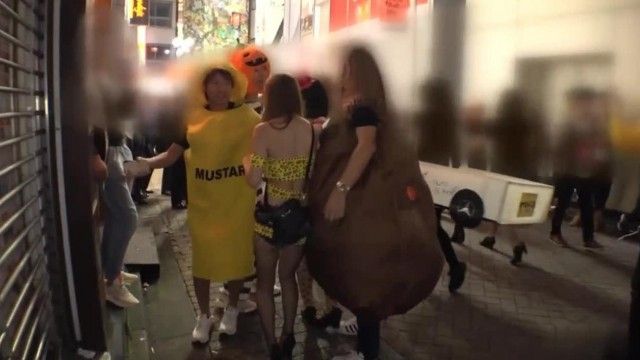 渋谷ハロウィンは今年も大盛り上がり！ノリ良し顔良しカラダ良しのエロポリス(？)をホテル連れ込み撮影會！ちょっと強引でも今夜だけは許される！気づけは自らチ○ポを貪り出す姿に興奮必至！！