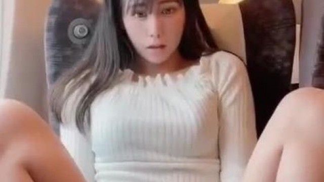 超正点高颜值网红美少女在高铁上大胆露出_M字腿玩弄无毛嫩穴_异样的快感在体内涌动