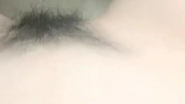 (College life is good) My roommate watches variety shows and picks her pussy on the bed