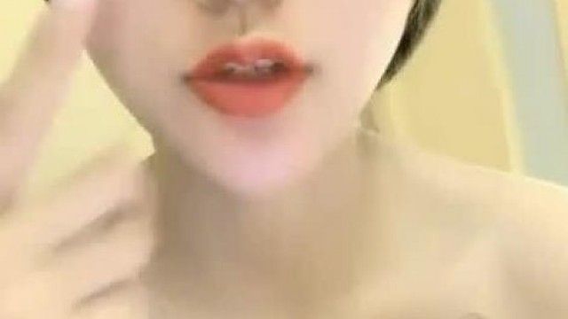 (这谁顶得住)纹身美女用假阳具爆自己菊花
