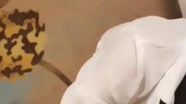 孩子刚满月的少妇,乳汁喷射