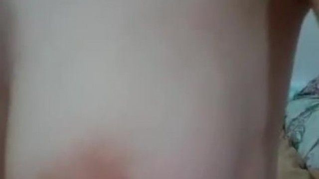 人妻去参加同学聚会在路上就被撩了，带到房间开始啪啪