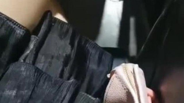 スリムなセクシーな女の子がインターネットカフェでオナニーし、自宅で通行人とセックスする