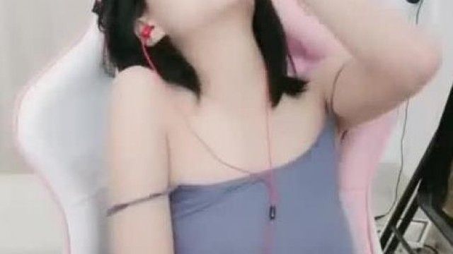(ホットダンスドゥドゥ) コケティッシュなアンカーが青いサスペンダースカートで踊る