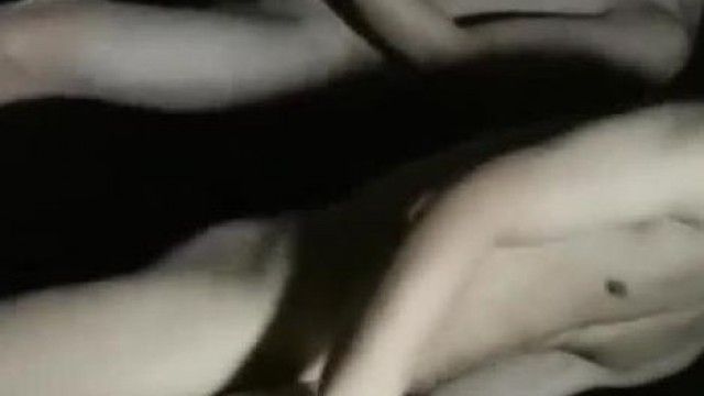 (雪儿r粉)和闺蜜一起到农村找了两个小伙户外4P