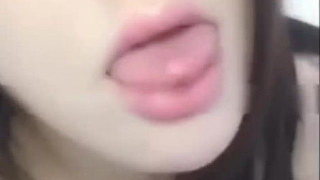 Come on, I'm so itchy~ The cute girl's pussy is almost bruised and I want to cry. Come on, a kindhearted person, please?