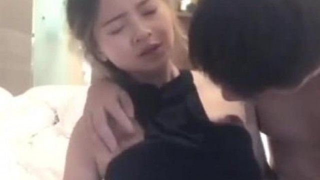 老公屌vs炮友屌 苗条少妇都想要~ 炮友人来疯差点把少妇肏坏了