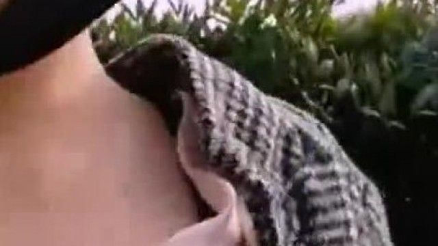 剛剛好像被他看到了 很敢的大奶妹公園露出自摸:好癢哦