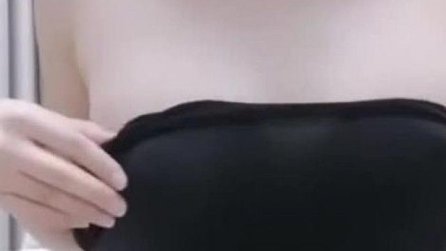色白のセクシーな女性アンカーがショーでオナニー