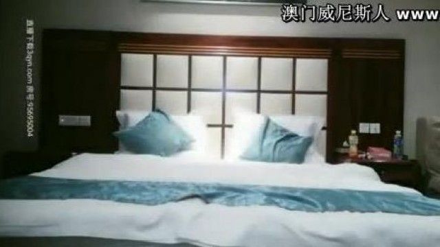 小樹哥約炮偷拍實錄流出~ 哥哥把兼職學生妹逗得呵呵笑~ 但妹妹只玩半套，那就穿上準備好的開檔褲增進情趣吧!