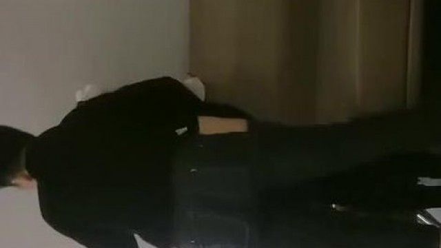 Tanhua の選択 [鳥が空を飛んでいる] は Xi Mengyao のレプリカです。これらの長い脚、長沙の高級周辺機器、女神はそれに酔い、彼女の貪欲な表情は人々を抵抗できず、彼女は彼女を 2 回ファックします。行