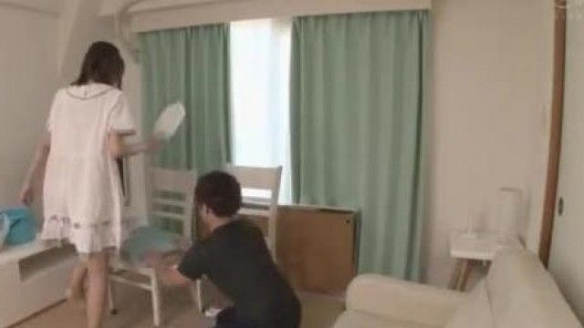 妹のゆったりワンピースからのパンツ＆おっぱい同時チラ見えにフル勃起！こっちの気も知らず、いつもノーブラで無防備な部屋着の妹にボクはこっそり勃起しています！