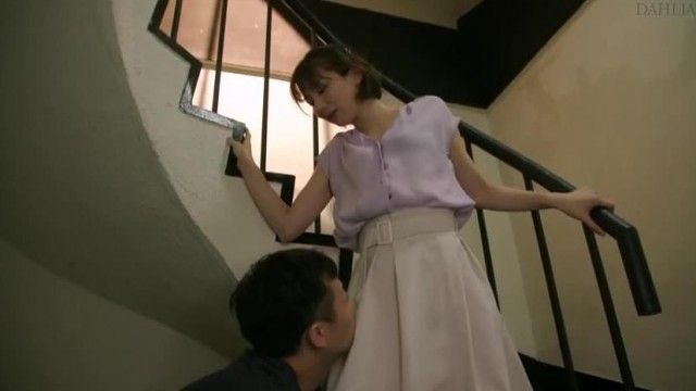 満たされない人妻の禁斷不倫SEX同じコンビニで動く男子大學生と汗だくで交わり続けた熱い夏