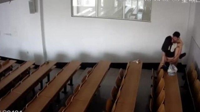 [黑龍江科大] 男女學生在教室做愛 完整版12分鐘 男的艹完就走都不知道安慰一下人家