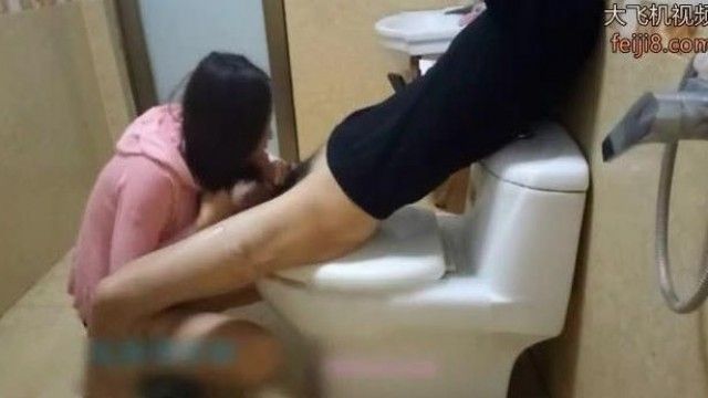 趁表哥睡覺偷偷和漂亮表嫂在衛生間偷情
