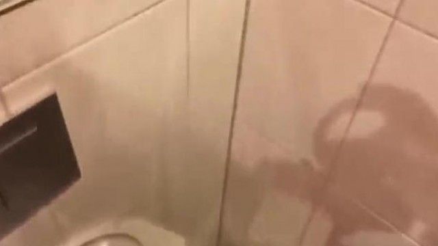 ジムは香港から来た足の長い混血の女神とセックスするためにバスルームに直行しました。