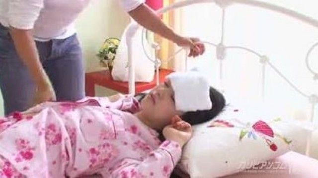 女兒發燒臥病在床，色父親幫女兒擦澡忍不住了