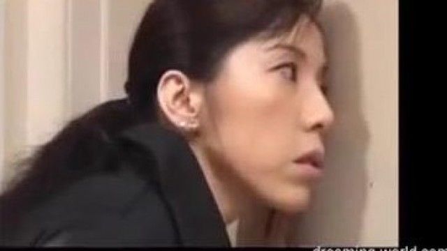 おばさんはあなたが私の娘とセックスしているのを見ました。おばさんもそれを望んでいます。