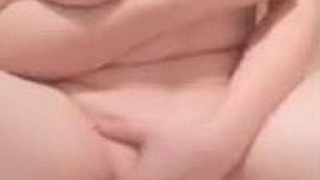 白い大きな胸を持つ女の子の自撮りビデオ